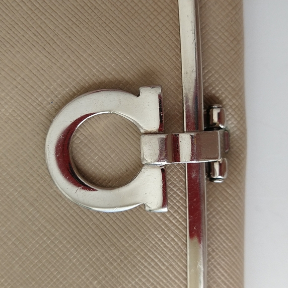 AUTHENTIC SALVATORE FERRAGAMO BEIGE LEATHER BI-FOLD WALLET - Picture 6 of 9